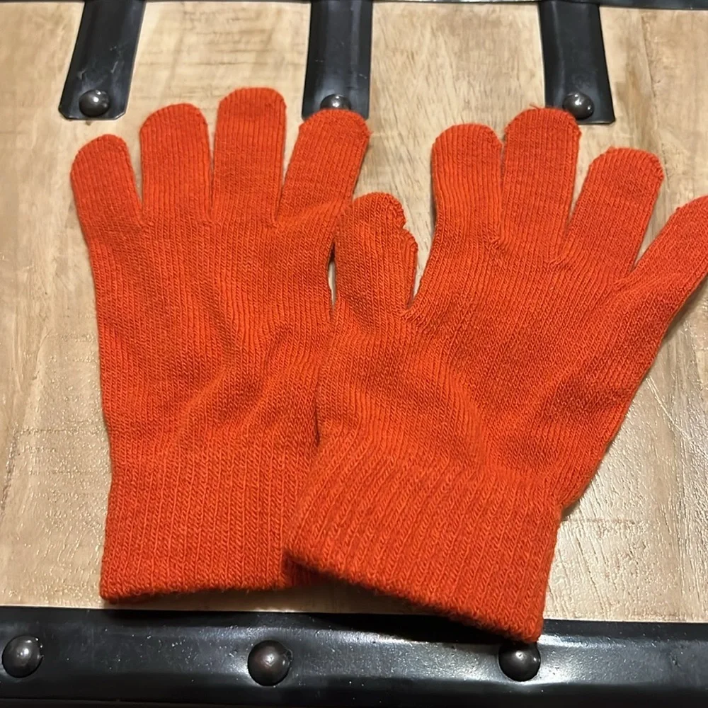 8 pairs of women’s gloves